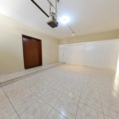 ALQUILER DE CASA EN CALLE LOS SAUCES, URB. SANTA VICTORIA